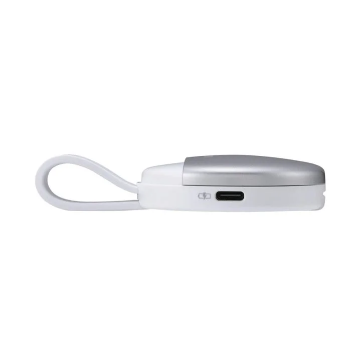 充電専用USB Type-Cポートを備えた白いカードリーダーの側面