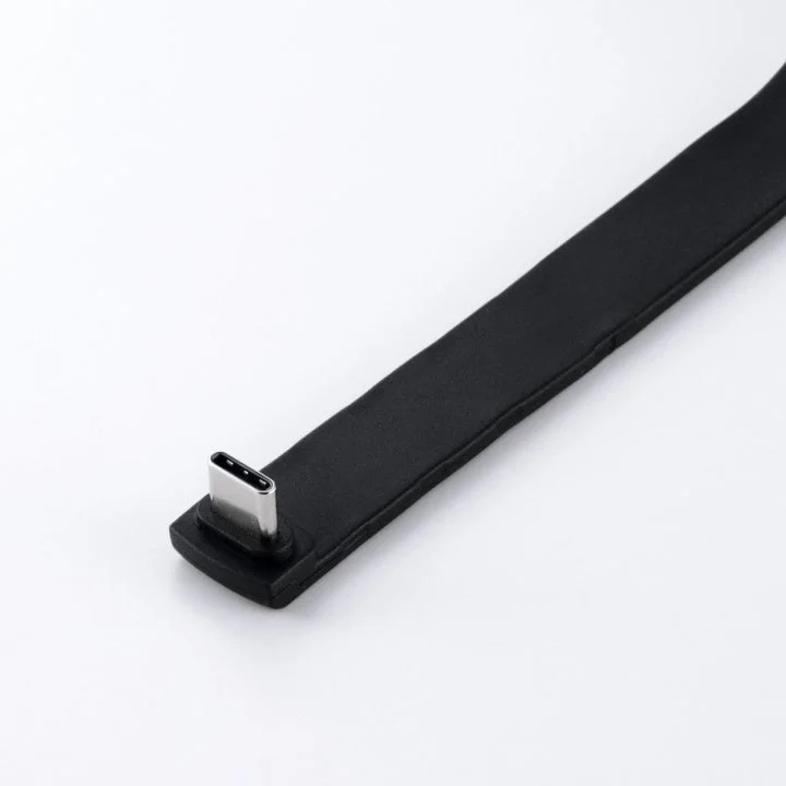 黒い平たいケーブルの先端にあるL字形USB Type-Cコネクタ