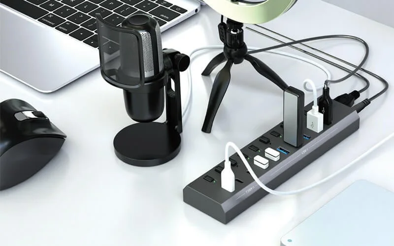 マイクやマウスなどを接続した10ポートUSBハブのデスク上の使用例