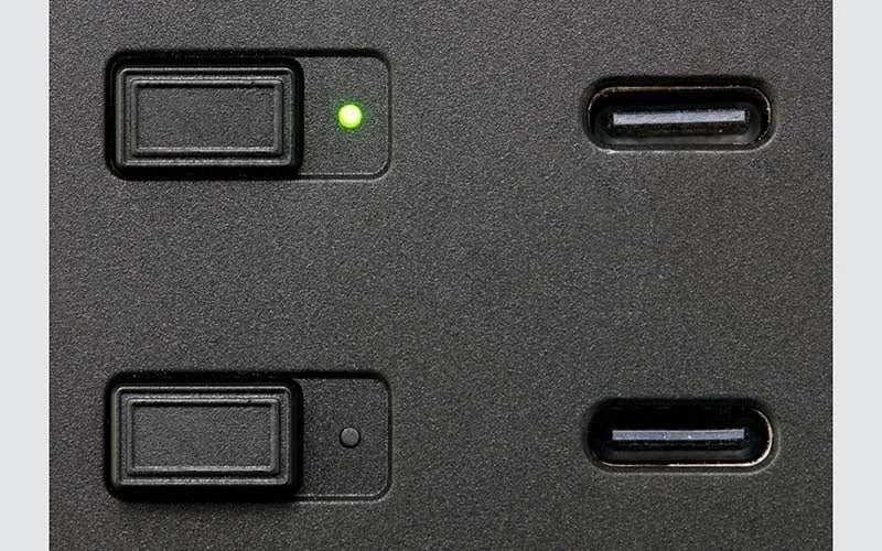 アクセスランプが緑に点灯した個別スイッチとUSB Type-Cポートの接写