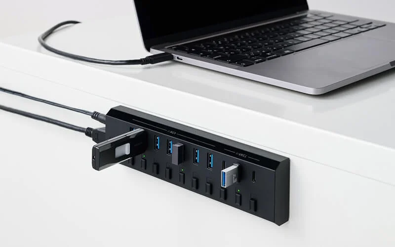 デスク側面に強力マグネットで取り付けた黒い10ポートUSBハブ