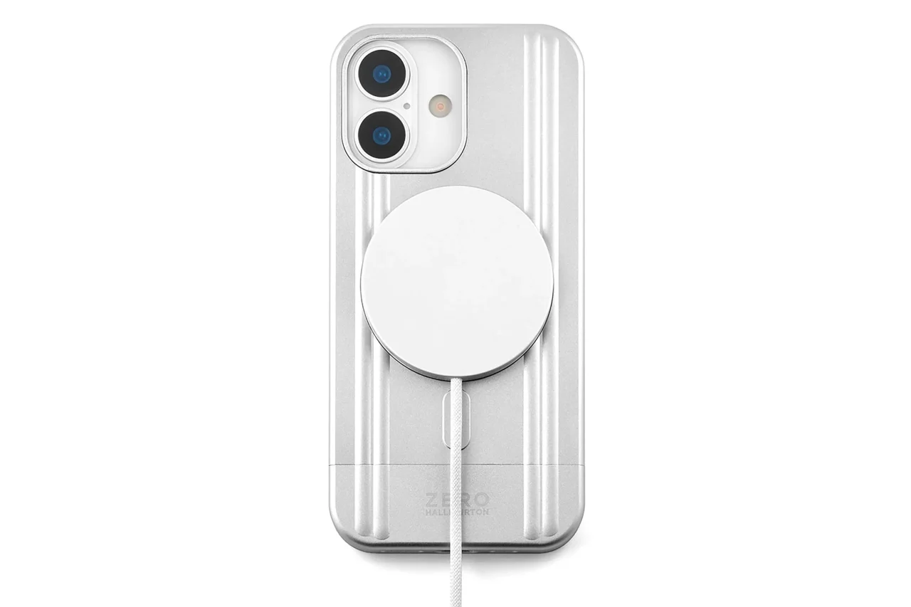 シルバーのアルミ製iPhoneケースにMagSafe充電器を装着した背面