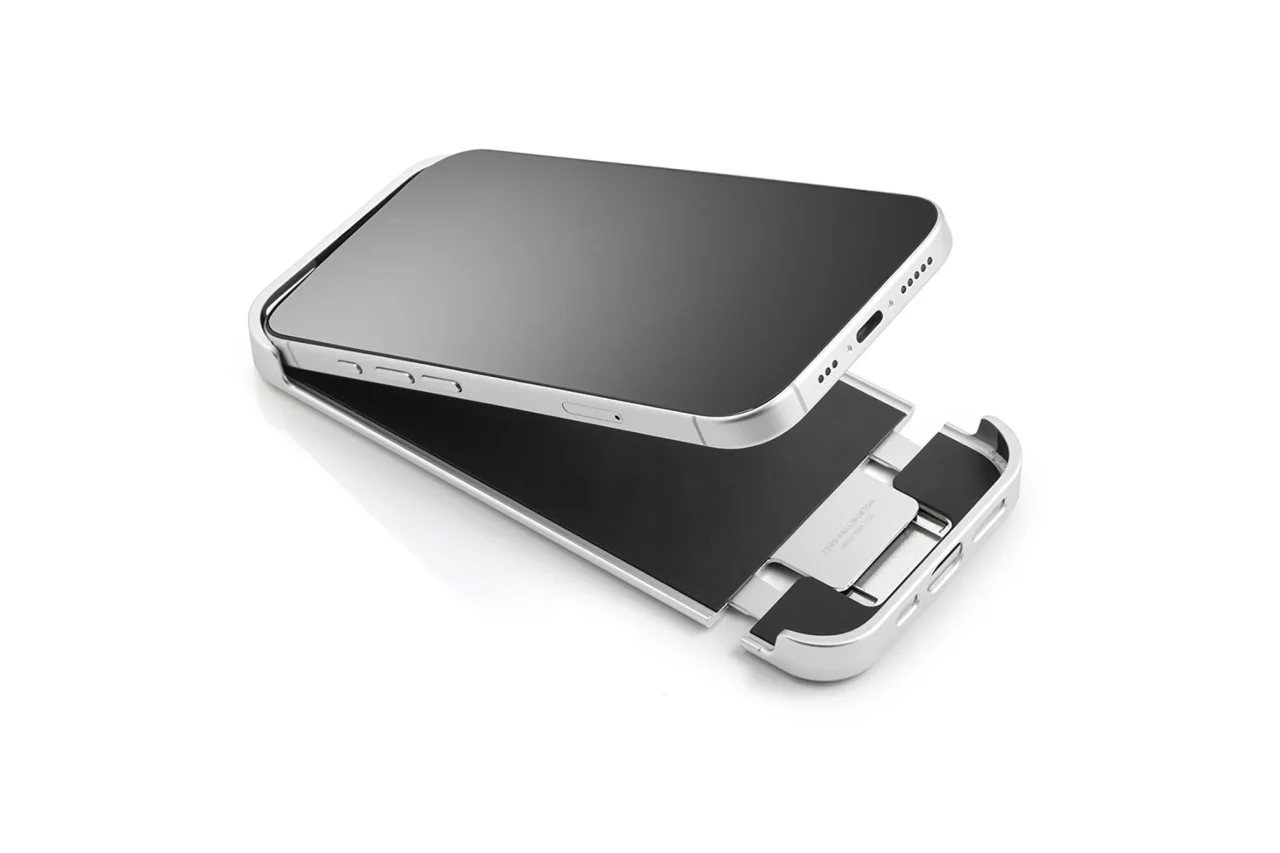 スライドして開いた銀色の金属製iPhoneケースと、浮かせたスマートフォン