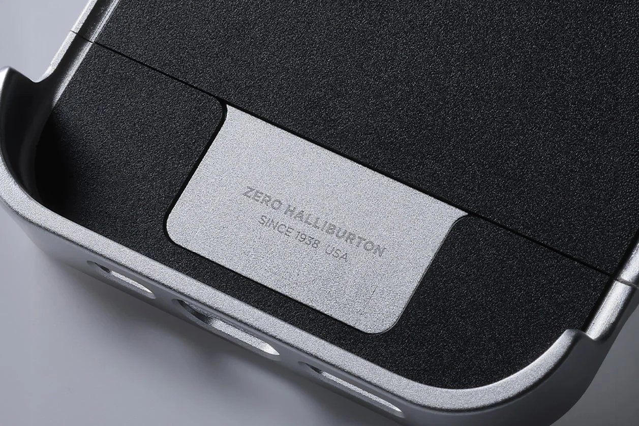 ケース内側のシルバーのプレートに刻まれた ZERO HALLIBURTON の刻印