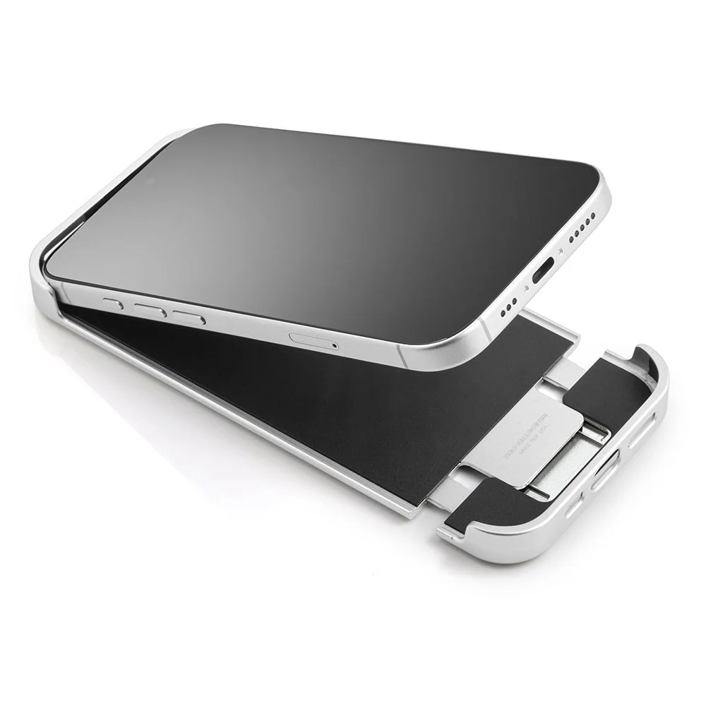 シルバーのアルミ製スライド式ケースからスマートフォンを引き出した様子
