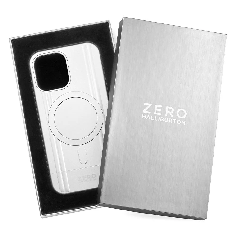 ZERO HALLIBURTONロゴ入りシルバーのボックスに収めたMagSafe対応ケース