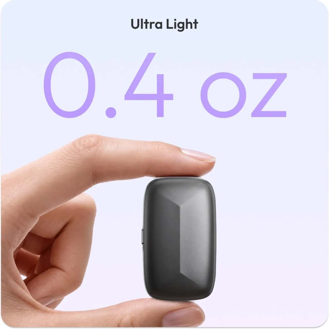 Memoket Gemを指でつまむ手元。0.4 ozの超軽量表示