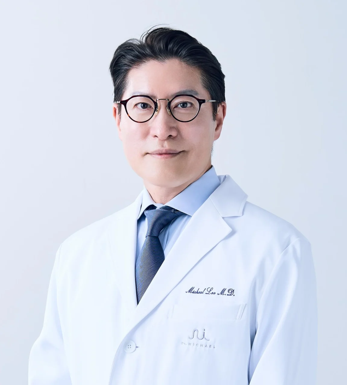 白衣を着た眼鏡の男性、レイコップ開発代表マイケル・リー(M.D.)