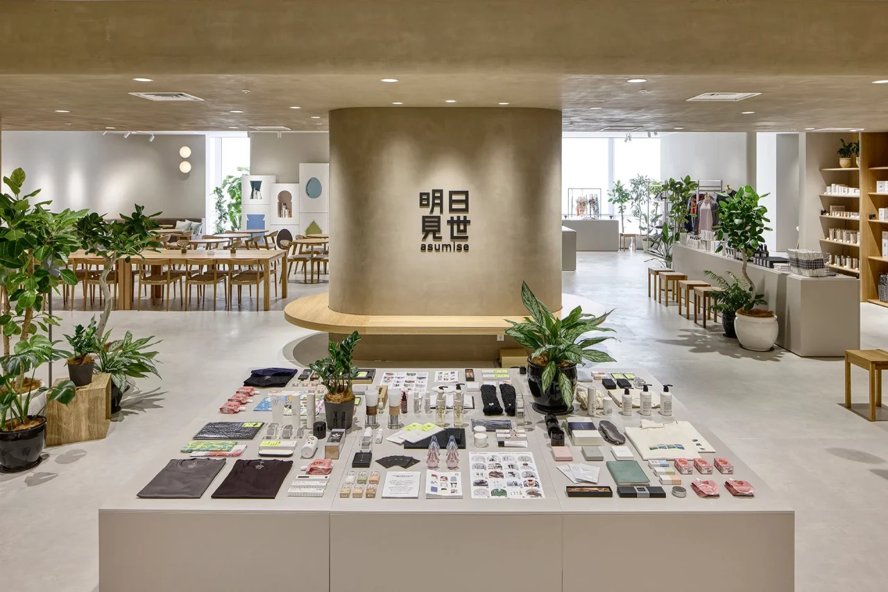 明日見世 asumiseの店内。中央に商品が並ぶテーブルと観葉植物