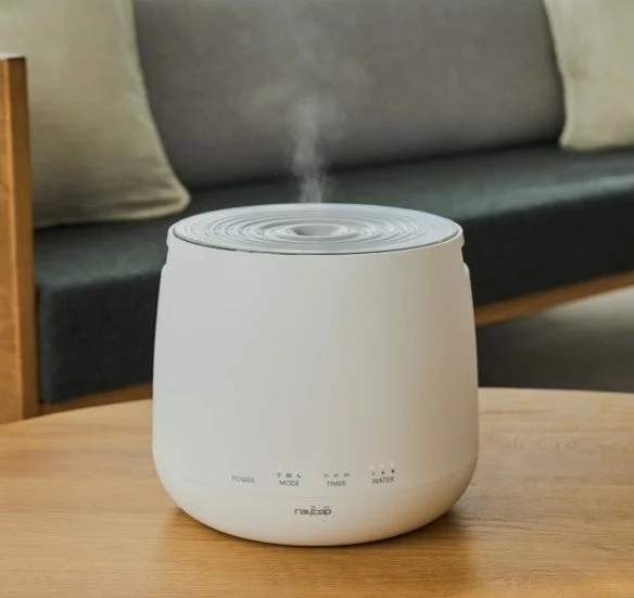 リビングのテーブルに置かれ、ミストが出るMINAMO加湿器