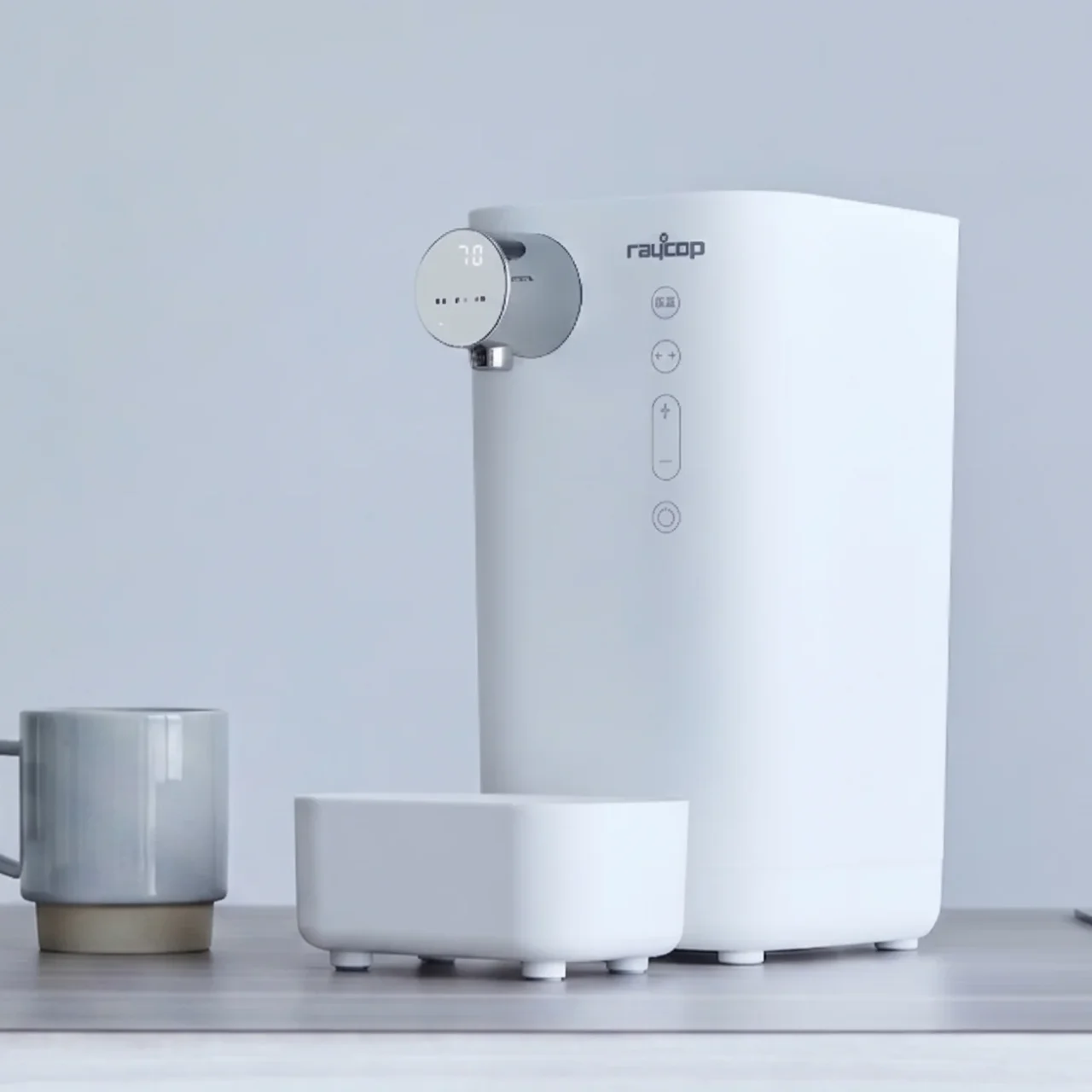 調乳ポット兼電気ポット「MILK MATE」。白い本体と給水口、手前に白いトレイ