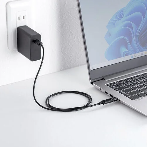 ノートPCにType-Cケーブルを接続し、壁のコンセントの充電器につないだ様子