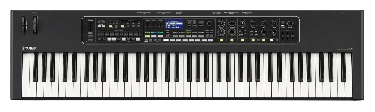 ヤマハ ステージキーボード CK76の上面。黒い本体に76鍵盤と操作パネル