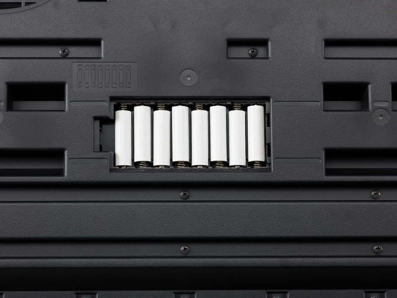 CK76の電池8本を収めた本体背面の電池ボックス