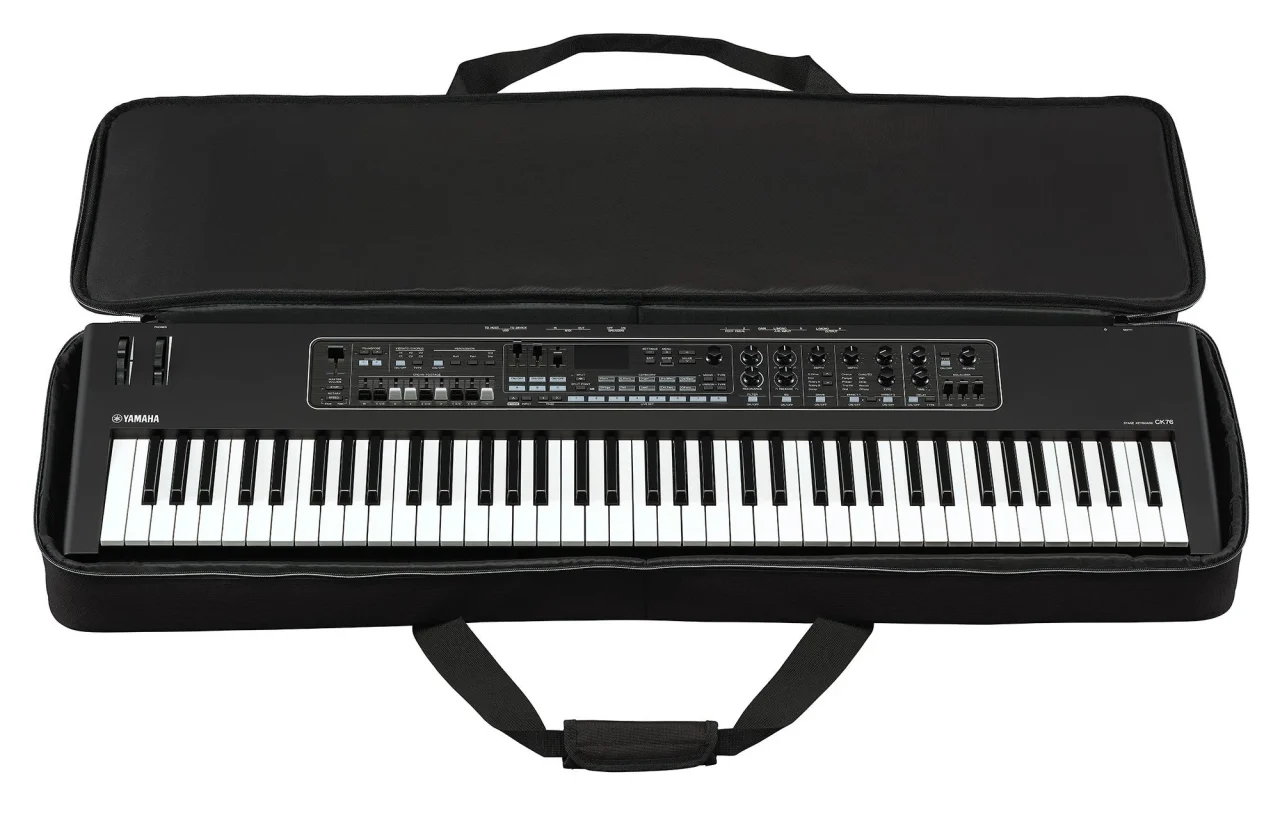 ソフトケース『SC-DE76』に収められたヤマハ CK76キーボード