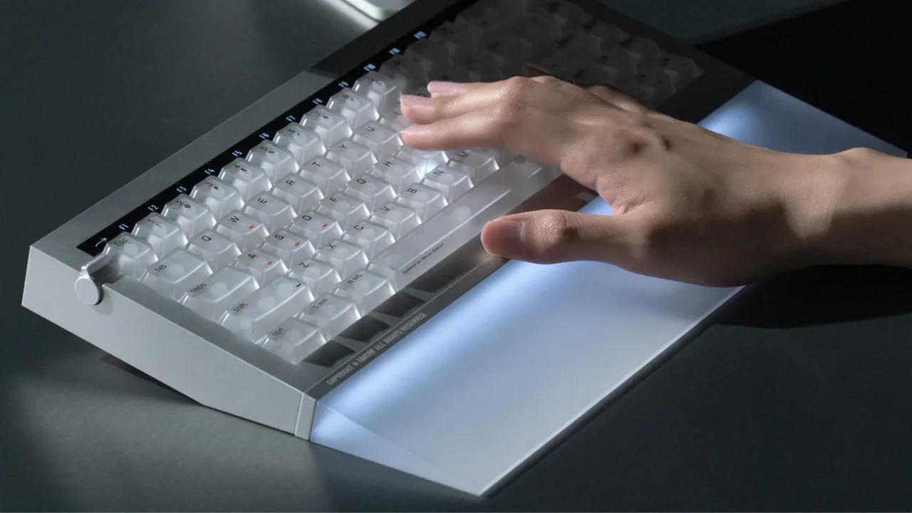 Hyzenパームレストを装着した半透明キーキャップのキーボードを打つ手