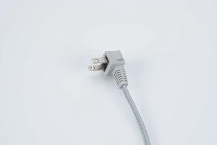 グレーの電源コードと先端のL型プラグ