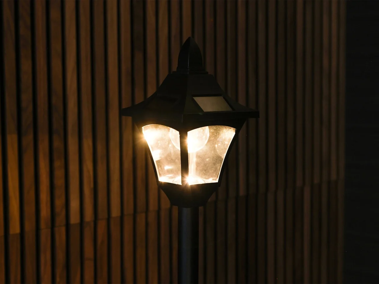 夜に点灯するLEDソーラースタンドライトの灯具部分のアップ
