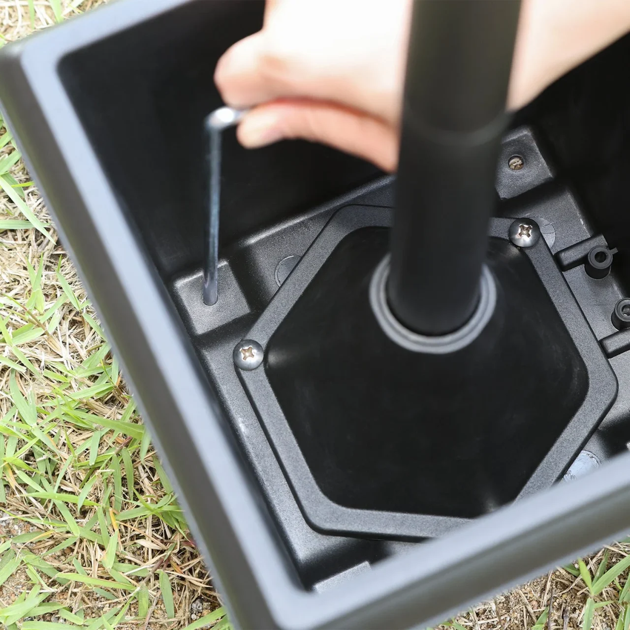 LEDソーラースタンドライトのポールをプランター底にネジ固定する作業