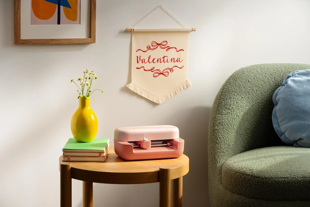 限定カラー Coral の Cricut Joy 2 を丸テーブルに置いた室内