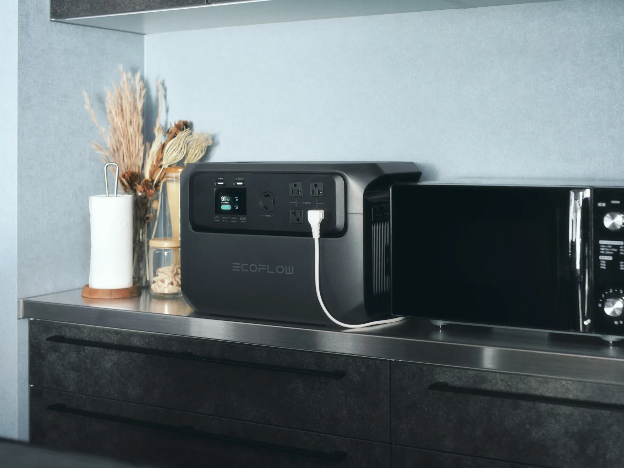キッチンカウンターに置かれたEcoFlowのポータブル電源と電子レンジ