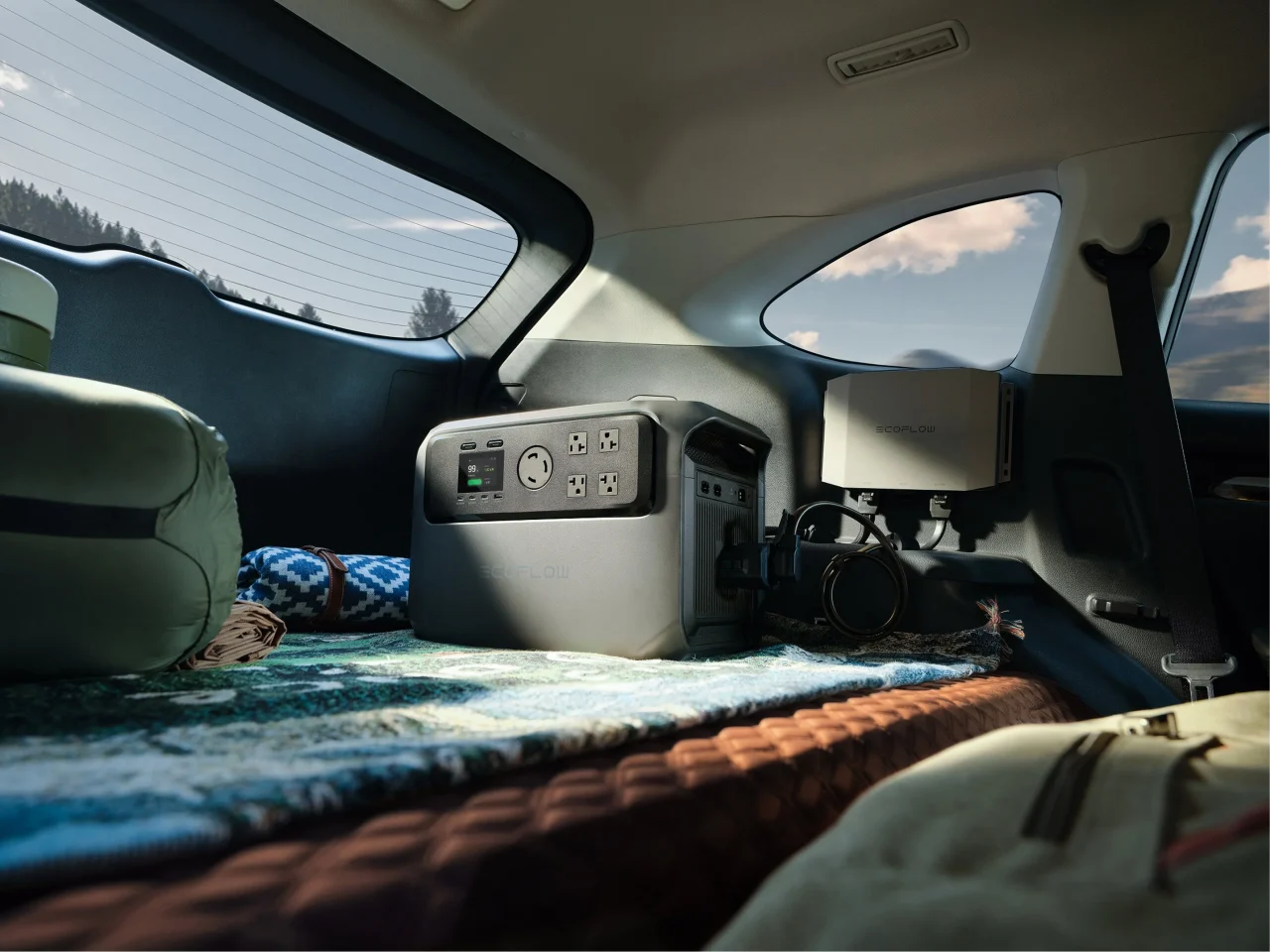 車の荷室に置かれたポータブル電源。車両からの充電に対応