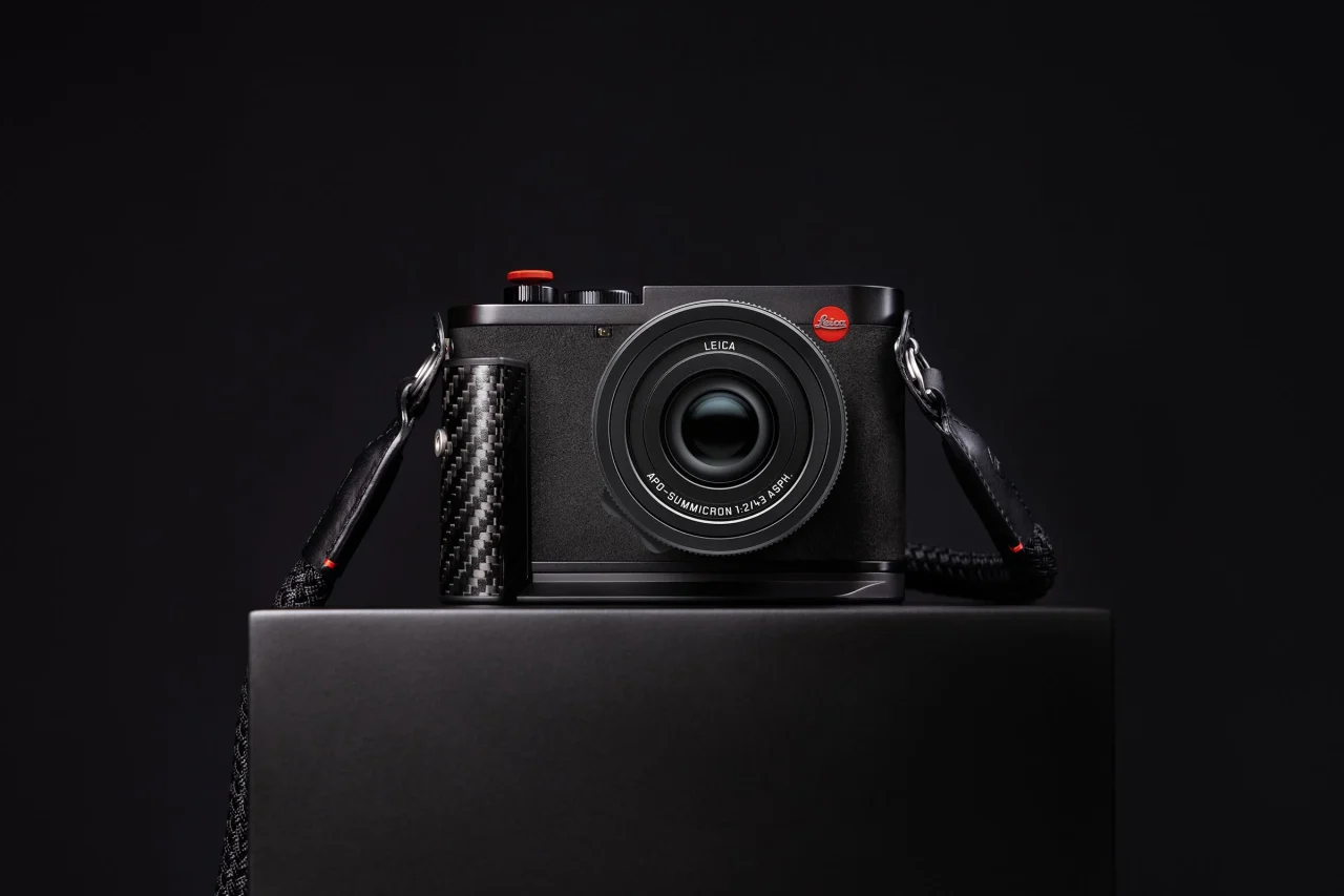 ライカQ3 43 “Formula 1® Edition”。カーボン調グリップとロープストラップ付き