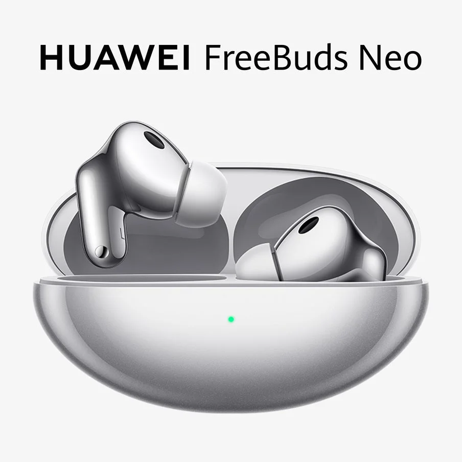 開いた充電ケースに収まるシルバーのHUAWEI FreeBuds Neo