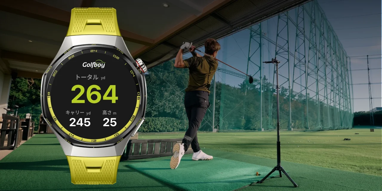 HUAWEI WATCH GT 7 ProのGolfboy画面と打ちっ放しでスイングする男性