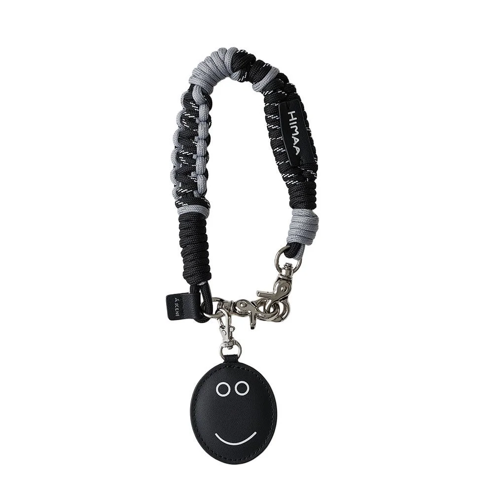 Design paracord strap -HIMAA-。黒×グレーのパラコードに笑顔の黒いチャーム