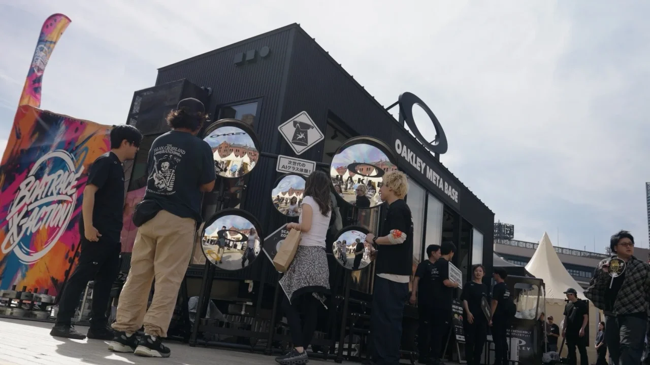 屋外イベント会場に設置された「Oakley Meta Base」ブースと来場者