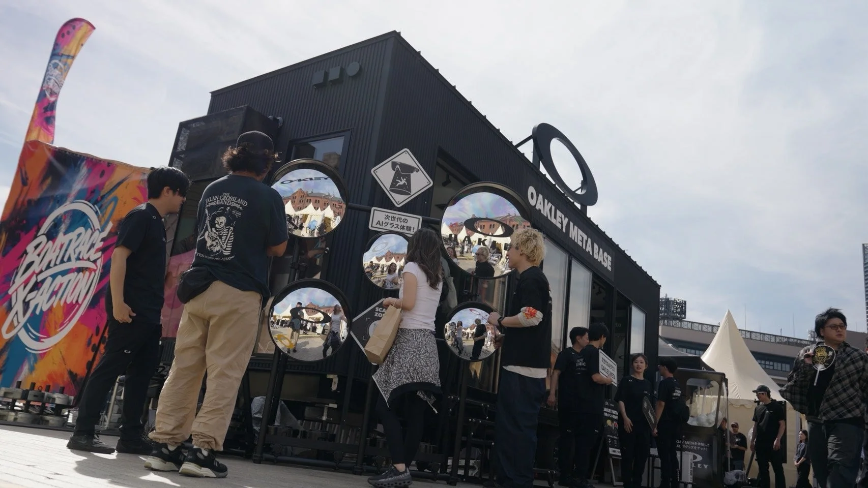 屋外イベント会場に設置された「Oakley Meta Base」ブースと来場者