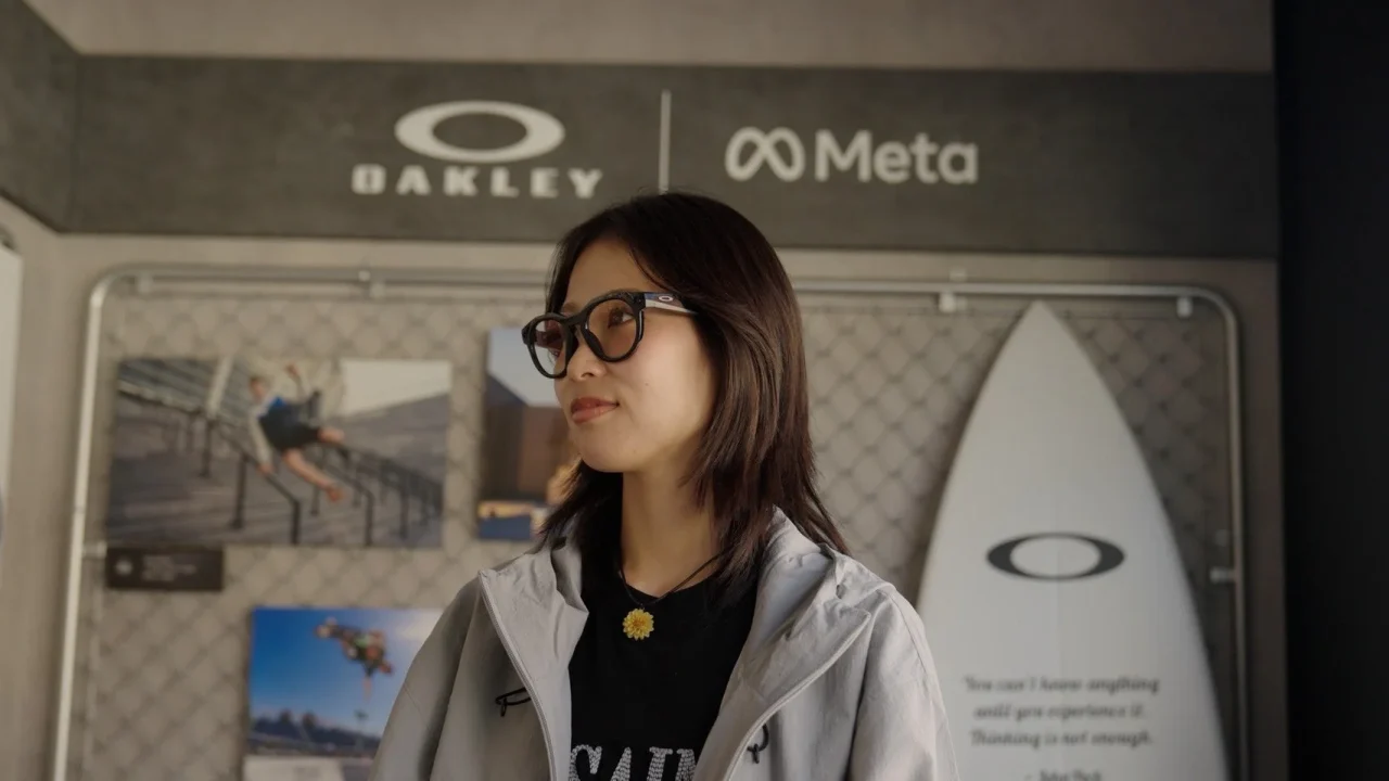 Oakley Meta Baseブースで眼鏡をかけた女性。背後にOakleyとMetaのロゴ