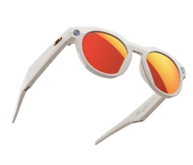 Oakley Meta HSTN。白いフレームにオレンジ系ミラーレンズのスマートグラス