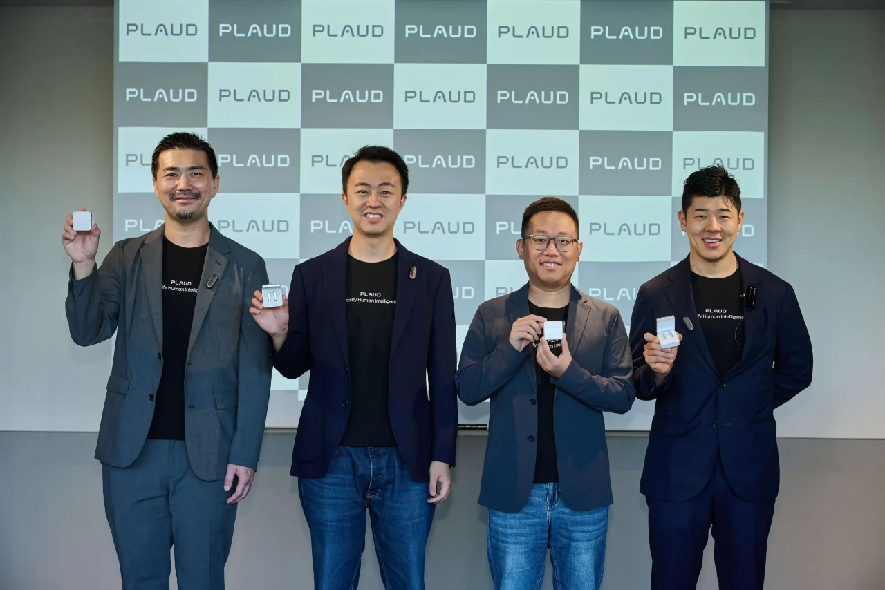 Plaud新製品＆最新AI機能 体験発表会で小型デバイスを手に並ぶ4人の登壇者