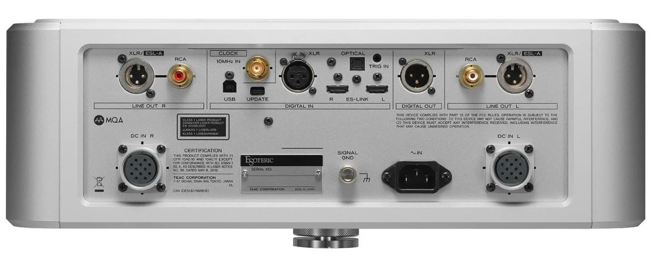 Grandioso K1XEの背面。LINE OUTやDIGITAL IN端子、DC IN端子が並ぶ