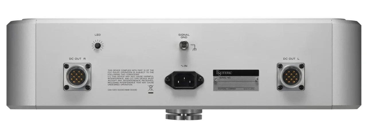 Grandioso PS1XE 背面。DC OUT R/L端子、AC IN、SIGNAL GND端子を備えたシルバーの筐体