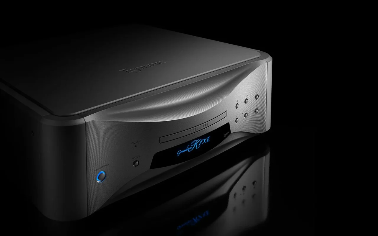 黒背景に浮かぶGrandioso K1XEの斜め前面、青く光る表示部