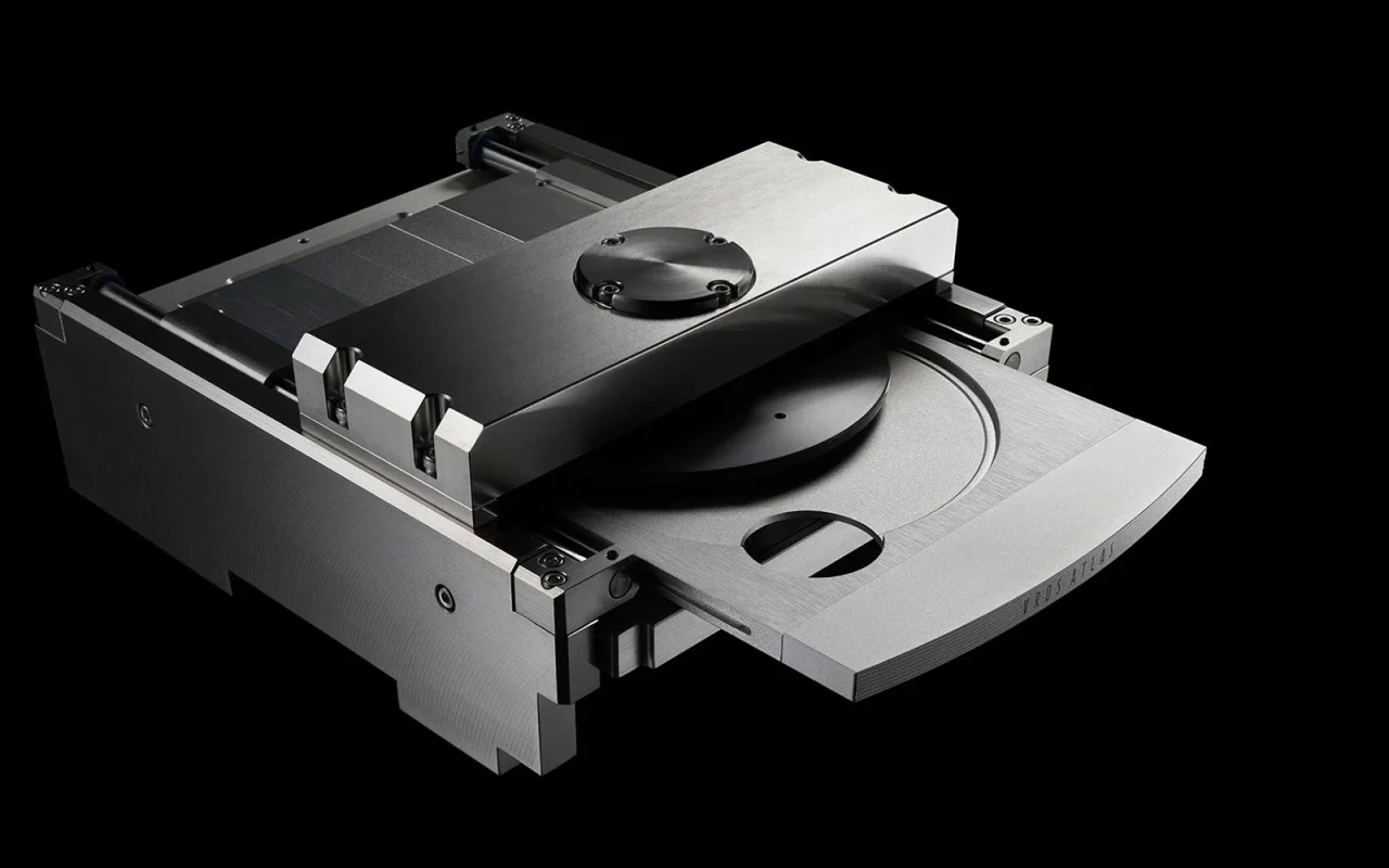 VRDS-ATLAS スーパーオーディオCDトランスポート・メカニズム。トレイが開いた金属製メカ