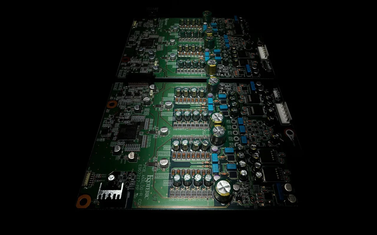 Master Sound Discrete DAC G2の緑色の基板を2枚並べた内部回路