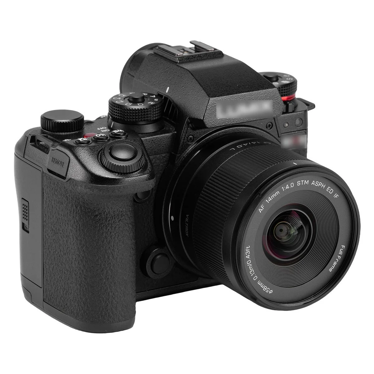 AF 14mm F4.0 AIR Lをカメラに装着したイメージ