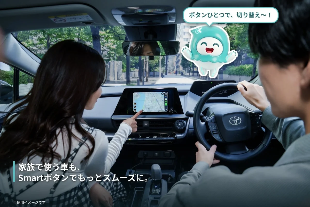 車内で車載画面を操作する女性と運転する人、Ottocast U2Air Neoの使用イメージ