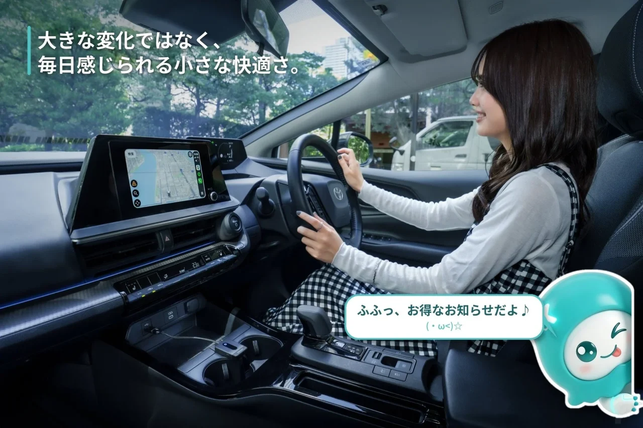 車内でハンドルを握る女性とCarPlay画面、U2Air Neoが接続された車内