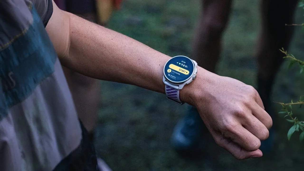 手首に着けたSuunto Race 3S。画面にSTARTの表示