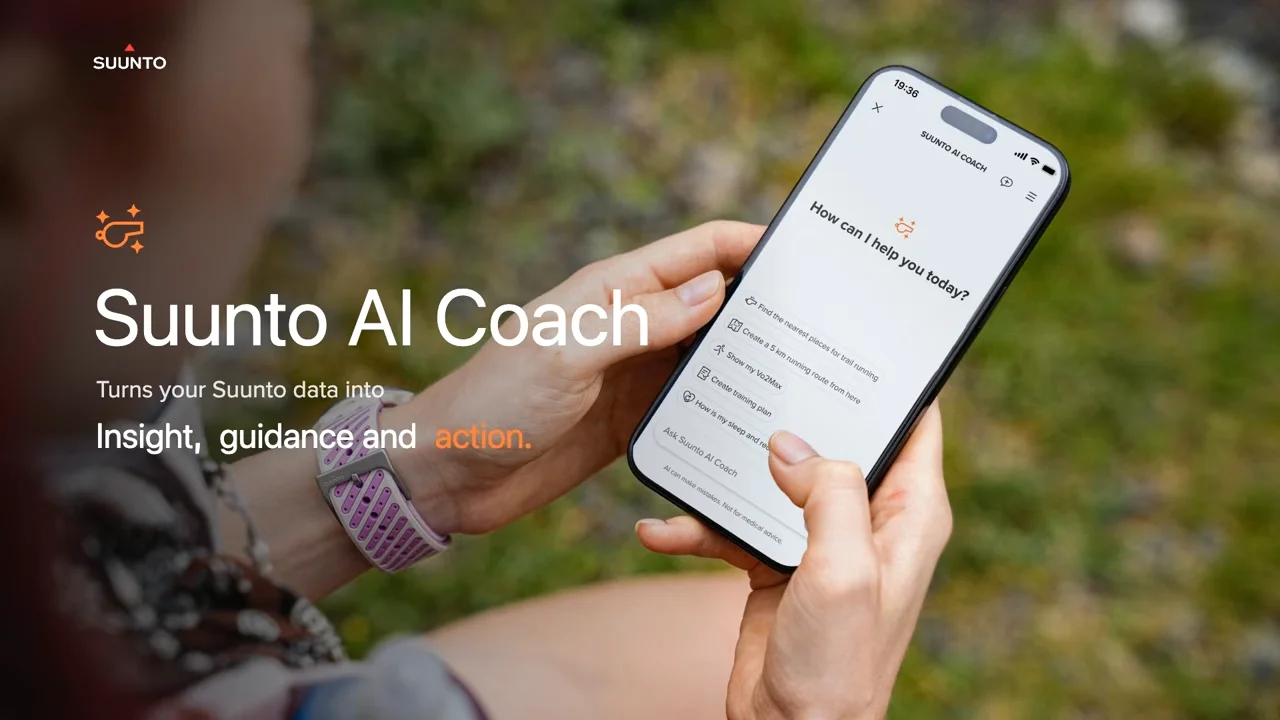 スマホでSuunto AI Coachのアプリ画面を操作する手元の告知ビジュアル