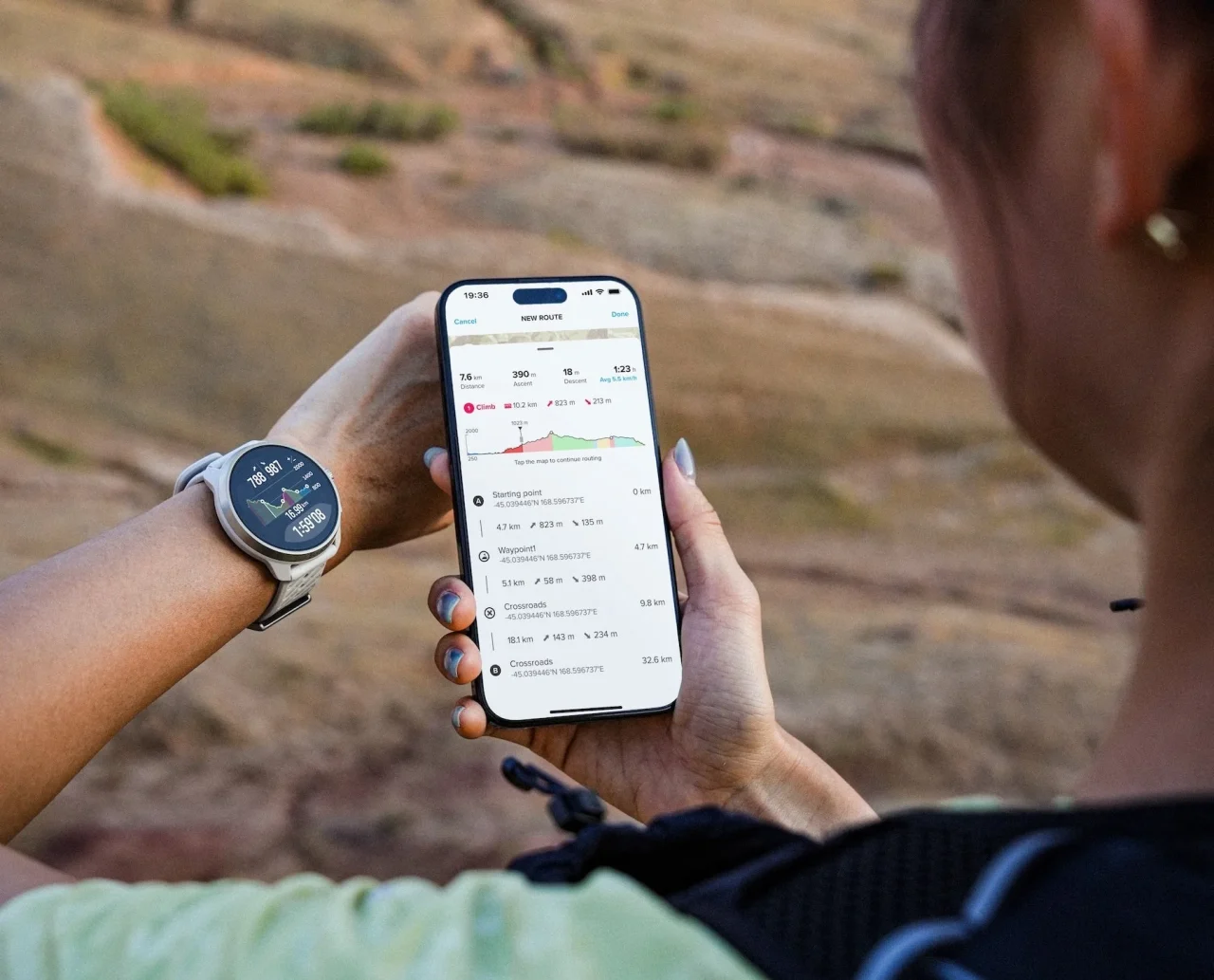 腕のGPSウォッチを見ながらスマホでルート画面を確認する人（Climb Guidance）