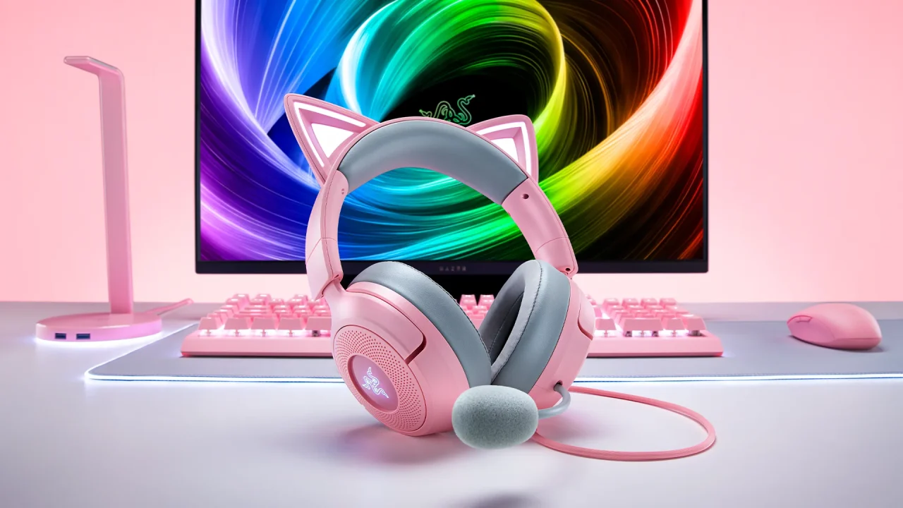 Razer Kraken Kitty V3。ピンクのネコミミヘッドセットとRGB画面のデスク
