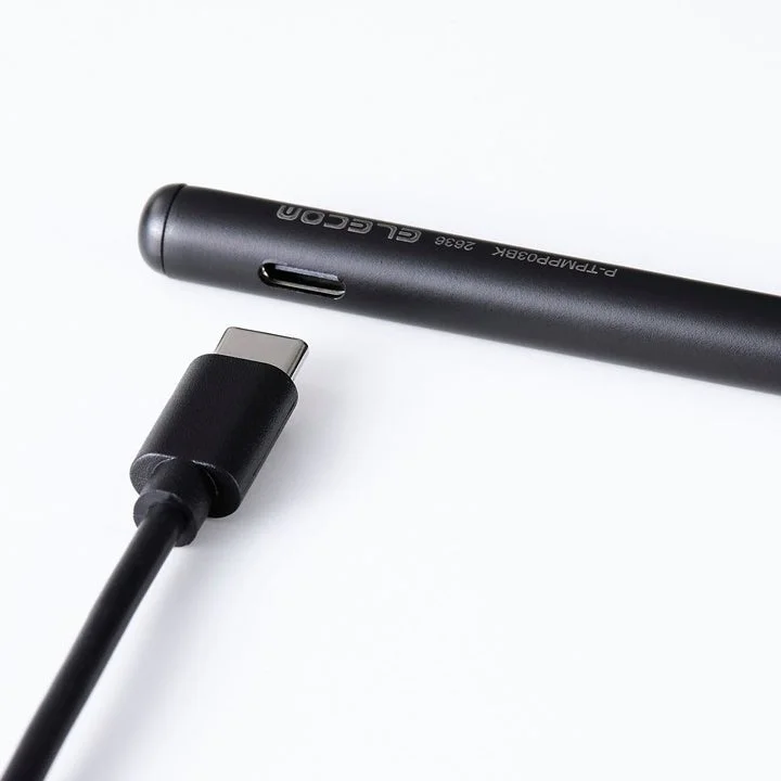 USB Type-Cケーブルと充電ポートを備えた黒いエレコムのアクティブタッチペン