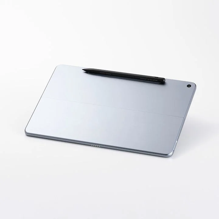 銀色のタブレット背面の上部にタッチペンが取り付けられている様子