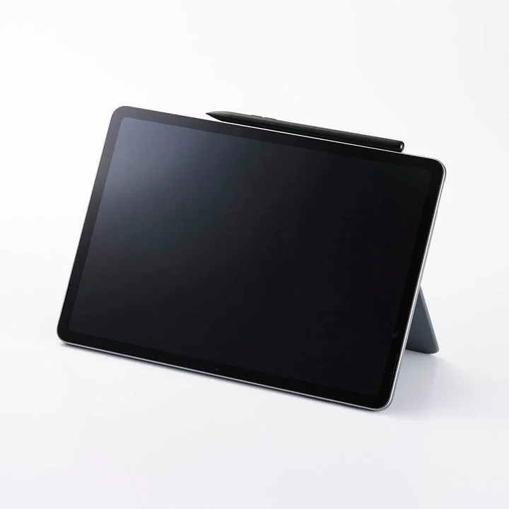 スタンドを立てたタブレットの上部にペンが付いている様子